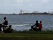 Petroleiros venezuelanos rompem bloqueio marítimo dos EUA após captura de Maduro, diz jornal