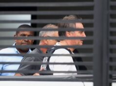 Bolsonaro recebe alta e chega em casa para cumprir prisão domiciliar