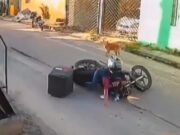 Concessionária de água é multada em R$ 279 mil após mulher sofrer acidente ao cair em buraco em rua de Manaus