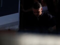 Flávio Bolsonaro usou passaporte italiano para deixar a Argentina em jatinho após atravessar fronteira pelo Paraná