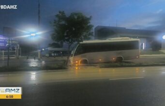 Trecho na Av. Coronel Teixeira, em Manaus, é interditado após buraco se abrir na pista; bairros ficam sem água