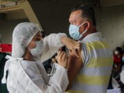 Pessoas com 55 anos e doenças preexistentes devem tomar a vacina contra a Covid-19 em Manaus