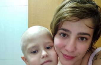 Mãe de menino que viralizou ao raspar cabelo após quimioterapia arrecada dinheiro para custear despesas durante tratamento