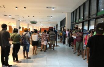 Manaus registra aglomeração e longas filas em posto de vacinação contra a Covid-19