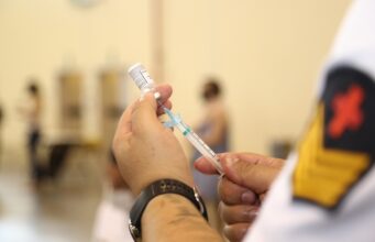 Trabalhadores da educação são convocados para tomar 2ª dose de vacina contra Covid em Manaus; veja calendário