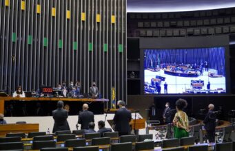 Sem distritão, Câmara aprova texto-base da PEC da reforma eleitoral