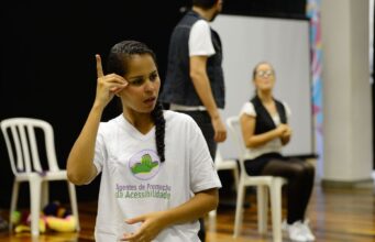 Surdos defendem Libras como segundo idioma oficial do Brasil