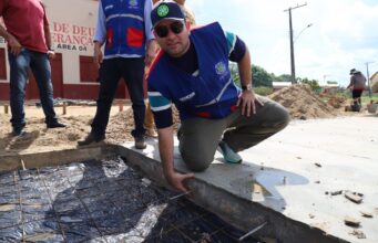 Prefeito Raylan Barroso visita obras de pavimentação e entrega novo fardamento da secretaria da obras