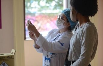 Ministério recua e tira adolescentes sem comorbidades da lista de vacinação contra a Covid-19