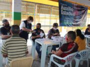 Mesmo com feriado, beneficiários podem retirar cartões do auxílio estadual no Amazonas