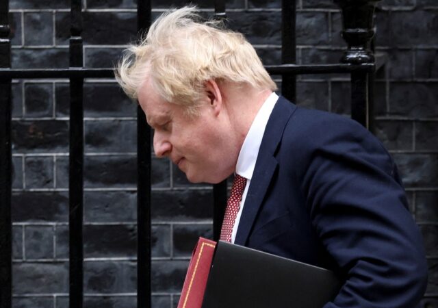 Boris Johnson deixando a Downing Street, sede do Parlamento inglês, nesta segunda-feira (21) — Foto: Tom Nicholson/Reuters