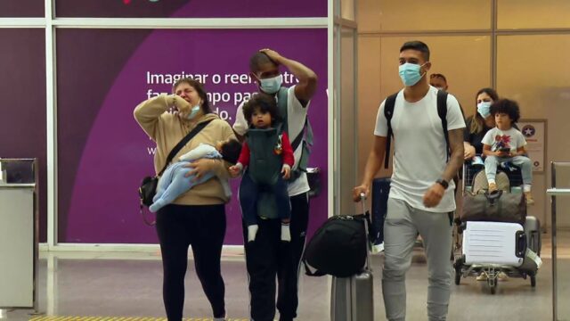 Marlon (C) chega ao Rio fugindo da Ucrânia — Foto: Reprodução/GloboNews