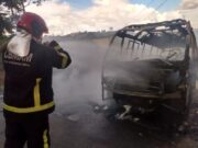 Fogo destrói micro-ônibus em Manaus