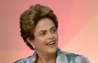 Dilma rebate passageira que questionou viagem em 1ª classe: “Eu sou presidente de banco, querida”