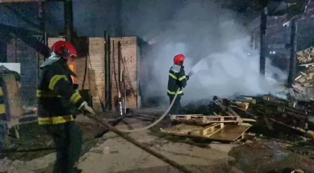 incendio-atinge-olaria-em-iranduba-no-amazonas-foto-cbmam
