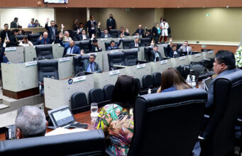 Em Manaus, vereadores da base aliada se atrapalham e vetam PL apresentado por prefeito