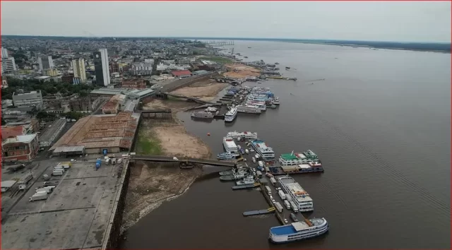 rio-negro-durante-a-seca-de-2023-em-manaus.-foto-mostra-o-porto-de-manaus-em-23-de-outubro-de-2023-foto-william-duarte-rede-amazonica