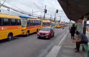 Donos de ‘Amarelinhos’ protestam na Zona Leste de Manaus