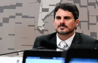 Senador Marcos do Val é levado para colocar tornozeleira eletrônica