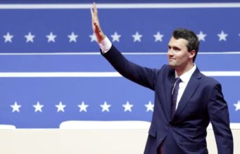 Morre influenciador Charlie Kirk após ataque a tiros