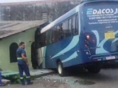 Micro-ônibus invade casa e destrói parte do imóvel no bairro Alvorada
