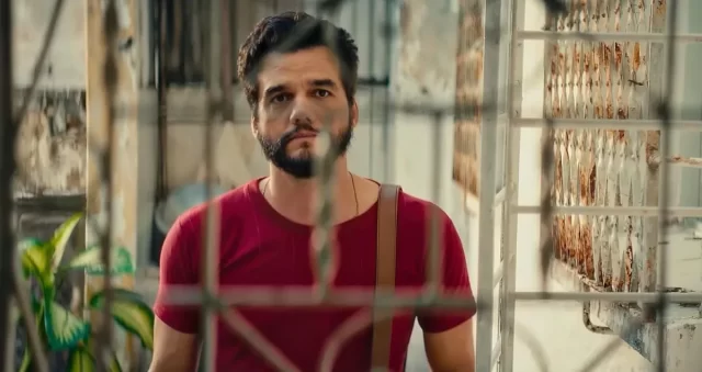 Wagner-Moura-como-Marcelo-em-O-Agente-Secreto