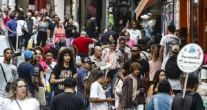 População no Brasil cresce em ritmo menor e está envelhecendo