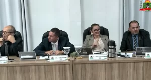 Vereadora faz gesto de cunho sexual durante sessão no interior do CE