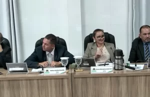 Vereadora faz gesto de cunho sexual durante sessão no interior do CE