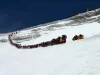 Alpinistas batem recorde no Monte Everest com fila de 274 pessoas escalando