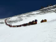 Alpinistas batem recorde no Monte Everest com fila de 274 pessoas escalando