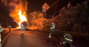Caminhão-tanque com 50 mil litros de combustível pega fogo na BR-174, no AM