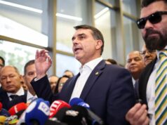 Depois de dizer que não tinha relação com Vorcaro, Flávio Bolsonaro admite visita ao banqueiro após 1ª prisão do dono do Master