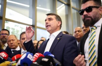 Depois de dizer que não tinha relação com Vorcaro, Flávio Bolsonaro admite visita ao banqueiro após 1ª prisão do dono do Master