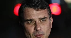 Flávio Bolsonaro admite cobrança a Vorcaro, mas nega crime