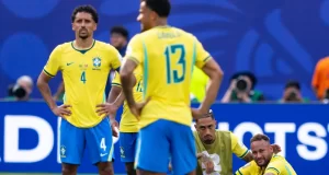Só um jogador retorna ao Brasil em voo fretado da CBF após queda na Copa