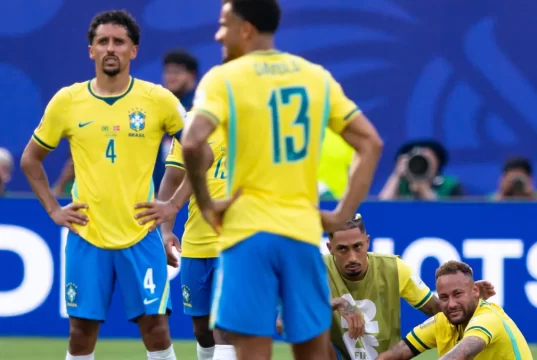 Só um jogador retorna ao Brasil em voo fretado da CBF após queda na Copa