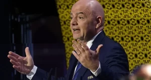 Infantino é denunciado ao COI por violar política de neutralidade na Copa