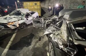 Carreta tomba após colisão com dois carros na Avenida das Torres, em Manaus