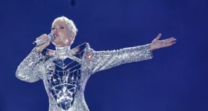 Xuxa ironiza comentários sobre figurino da turnê: ‘Último voo da virilha’