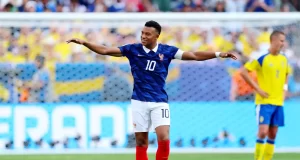 Com dois gols de Mbappé, França despacha Suécia e avança às oitavas