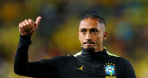 Festejado, Raphinha treina e se aproxima de retorno à Copa do Mundo