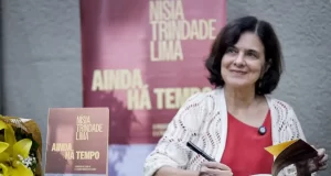 Nísia Trindade lança livro sobre bastidores da covid-19