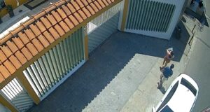 Câmera de segurança flagra casal com bebê sequestrado momentos antes de abandoná-lo na rua em Manaus