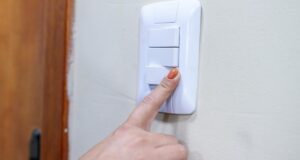Defensoria abre canal para denúncias sobre possível aumento na conta de luz no AM; veja como relatar
