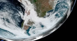 Ciclone extratropical atingirá Brasil e alerta é disparado por autoridades