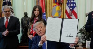 Trump assina ordem que reduz vacinas recomendadas para crianças
