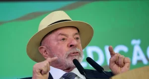 Atitude irresponsável, diz Lula após revogação de visto de embaixadora