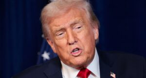 Trump assina decretos e restringe cidadania por nascimento