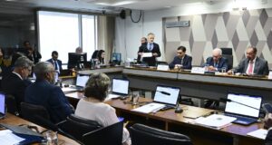 CCJ do Senado aprova PEC que acaba com jornada 6×1